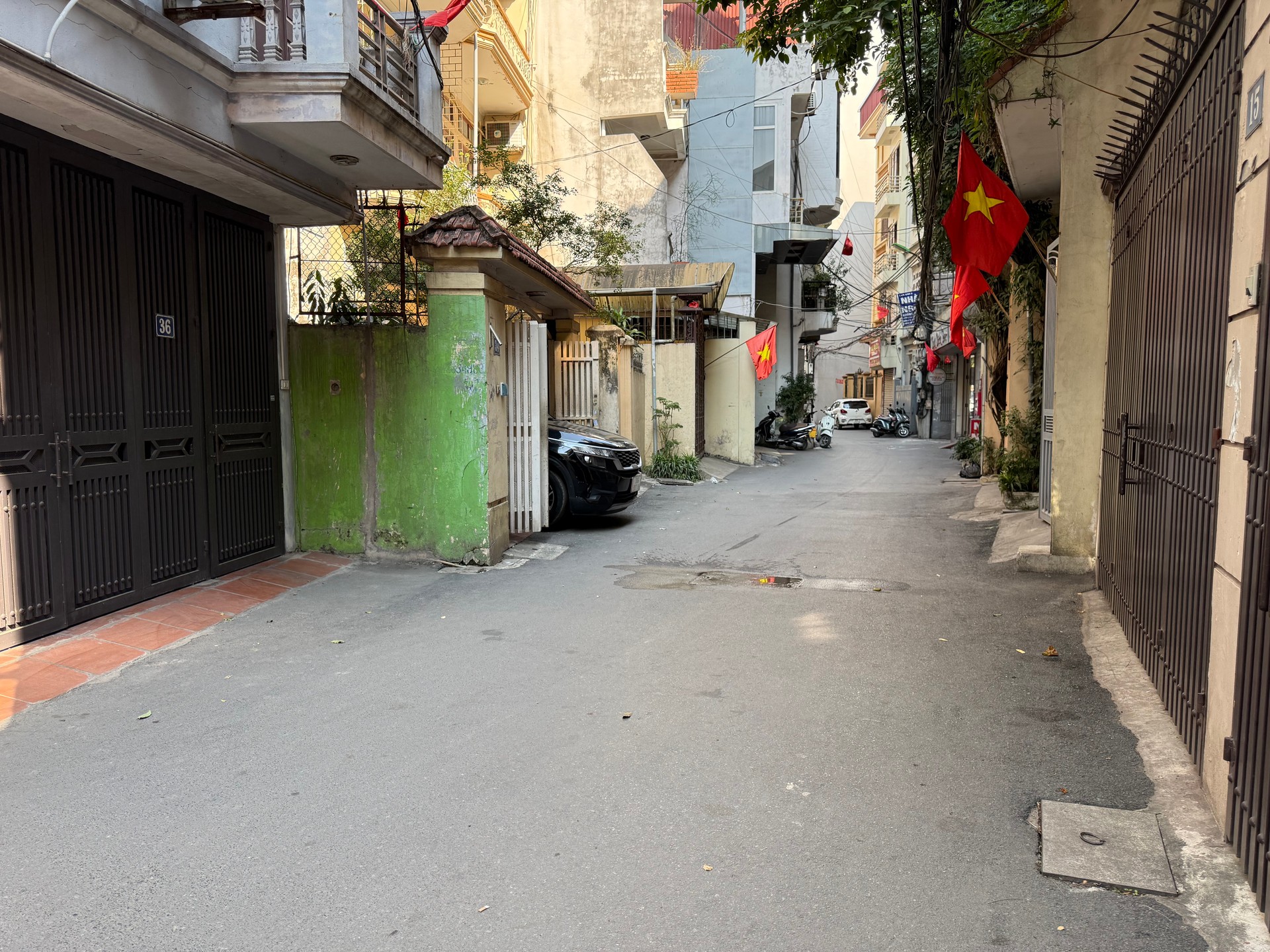 Bán nhà Lê Trọng Tấn - diện tích 138m2 3 tầng - Ô tô tránh vào nhà - giá 40 tỷ