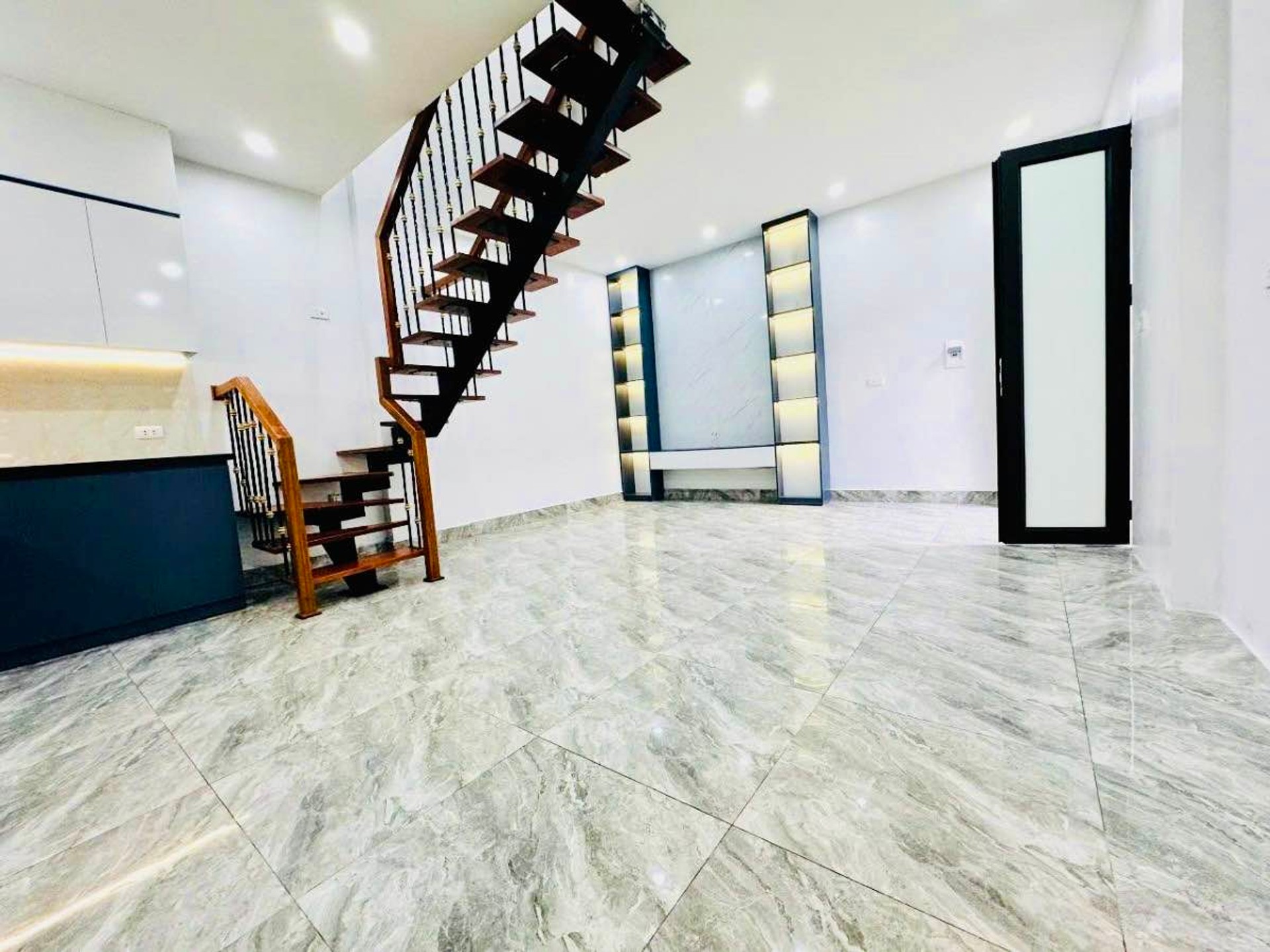 Bán nhà Tân Khai - diện tích 39m2 2 tầng - ÔTÔ ĐỖ CỔNG - giá 2,5 tỷ