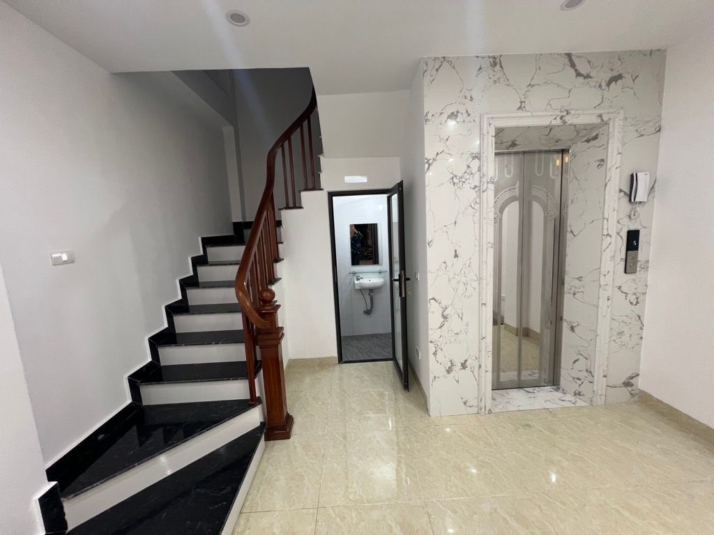 Bán nhà Định Công Hạ - diện tích 31m2 7 tầng - Ô TÔ GẦN - giá 9,2 tỷ