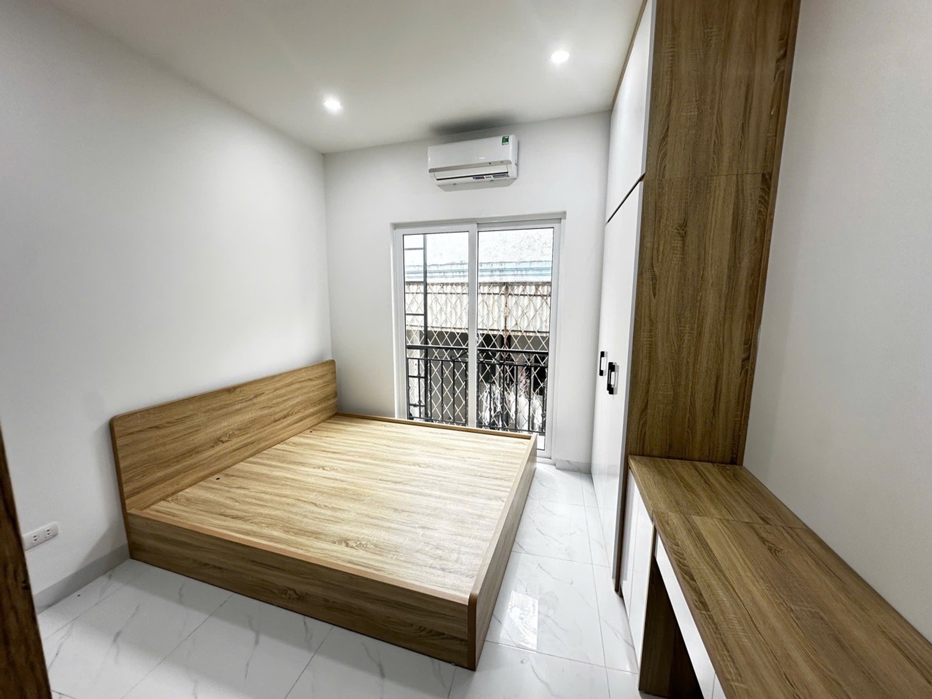Bán nhà Hoàng Mai - diện tích 43m2 6 tầng - Ô TÔ ĐỖ CỔNG - giá 11,5 tỷ