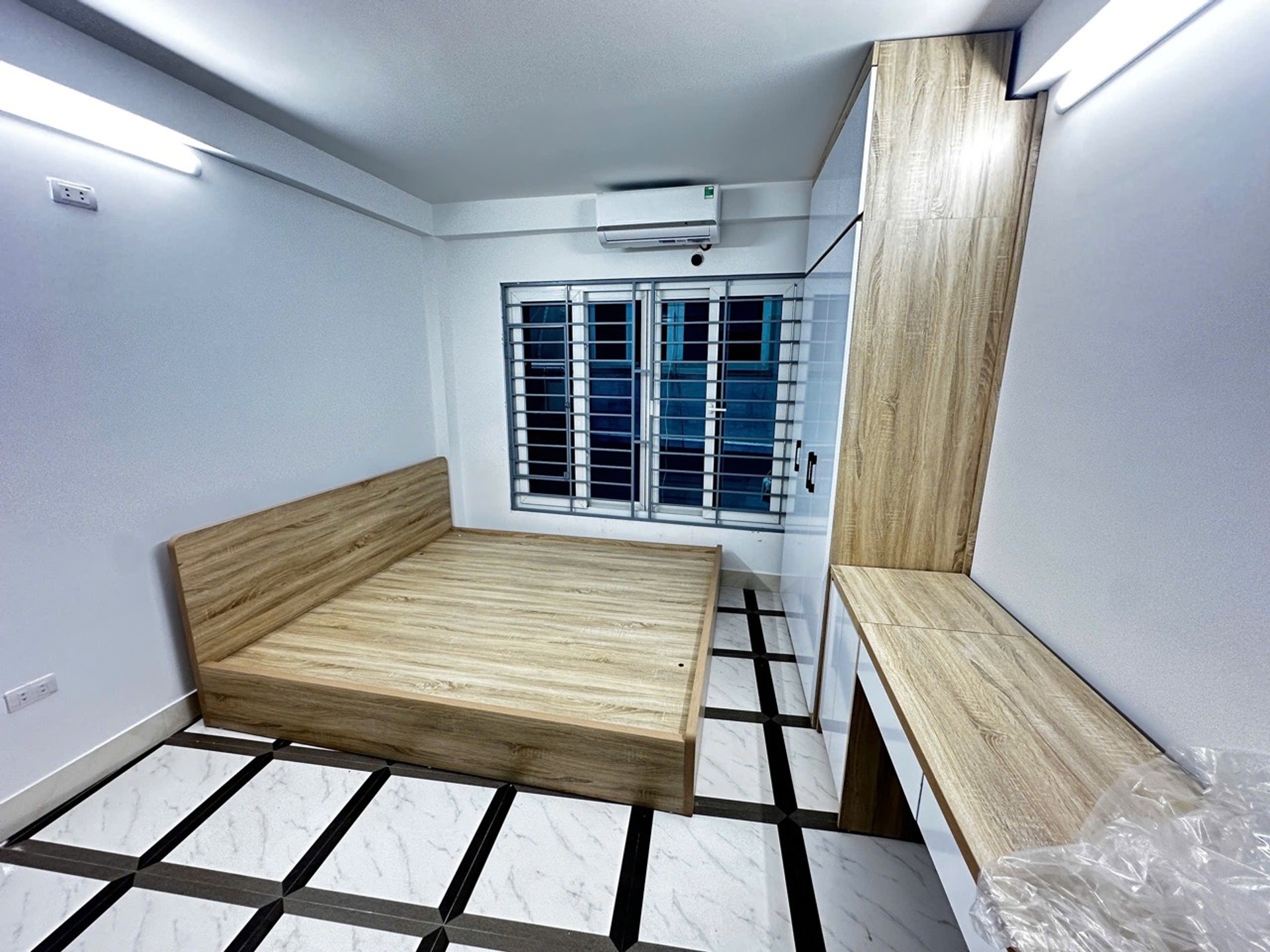Bán nhà Hoàng Mai - diện tích 43m2 6 tầng - Ô TÔ ĐỖ CỔNG - giá 11,5 tỷ