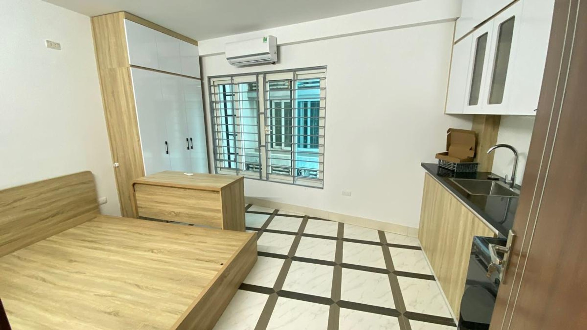 Bán nhà Hoàng Mai - diện tích 43m2 6 tầng - Ô TÔ ĐỖ CỔNG - giá 11,5 tỷ
