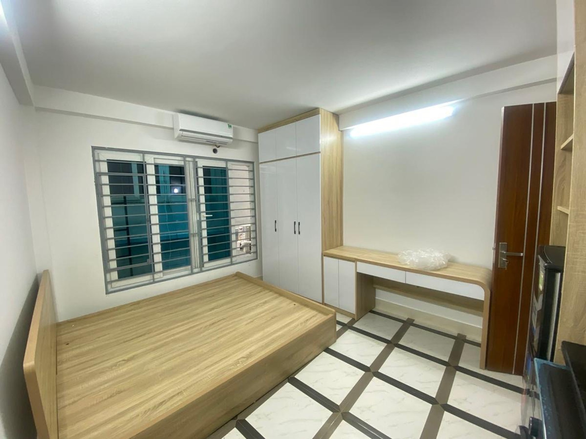 Bán nhà Hoàng Mai - diện tích 43m2 6 tầng - Ô TÔ ĐỖ CỔNG - giá 11,5 tỷ