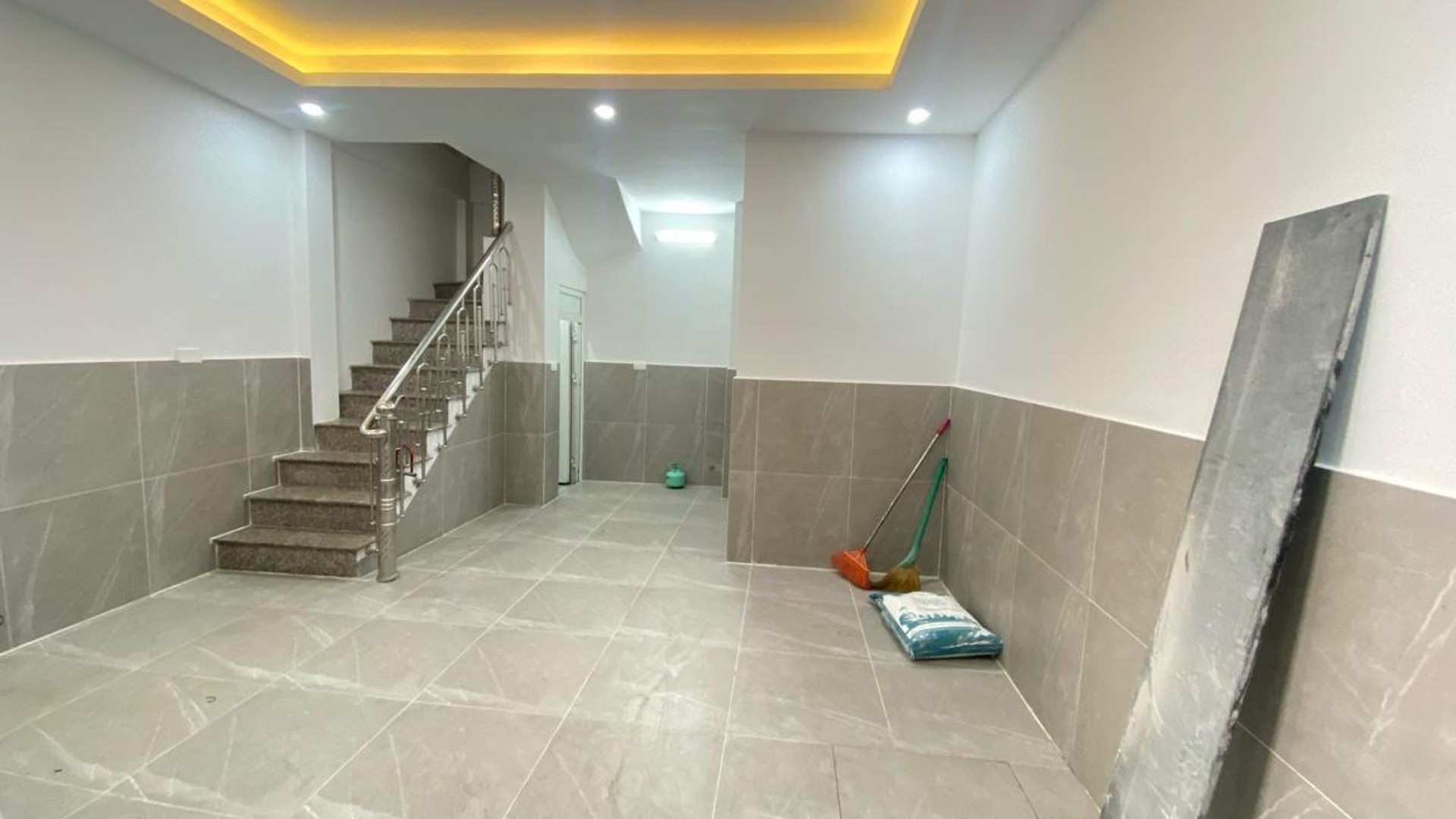 Bán nhà Hoàng Mai - diện tích 43m2 6 tầng - Ô TÔ ĐỖ CỔNG - giá 11,5 tỷ
