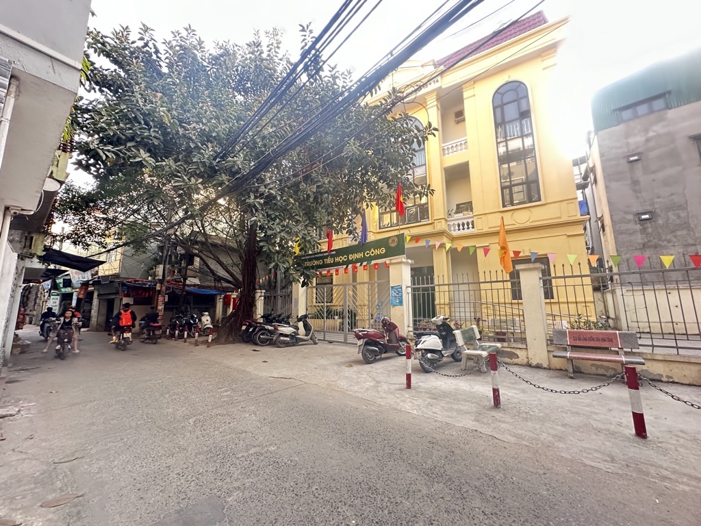 Bán nhà Định Công Thượng - diện tích 58m2 4 tầng - ô tô thông - giá 14,2 tỷ
