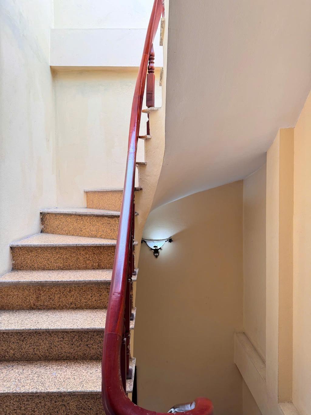 Bán nhà Trần Khát Chân - diện tích 35m2 5 tầng - ô tô tránh - giá 26,5 tỷ