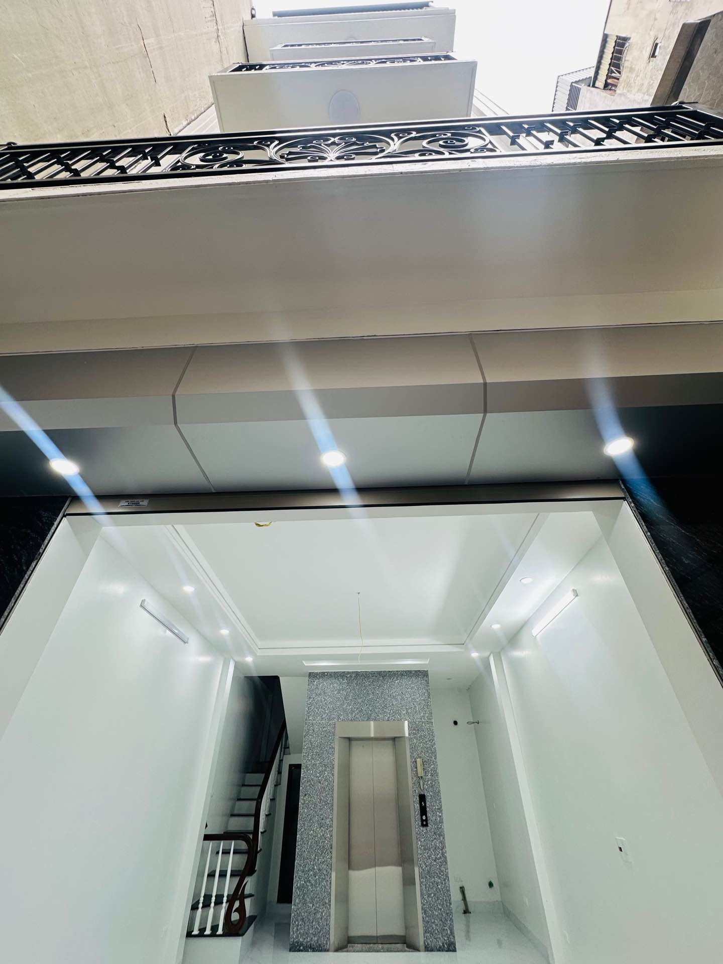 Bán nhà Lê Thanh Nghị - diện tích 42m2 5 tầng - thang máy - giá 10,5 tỷ