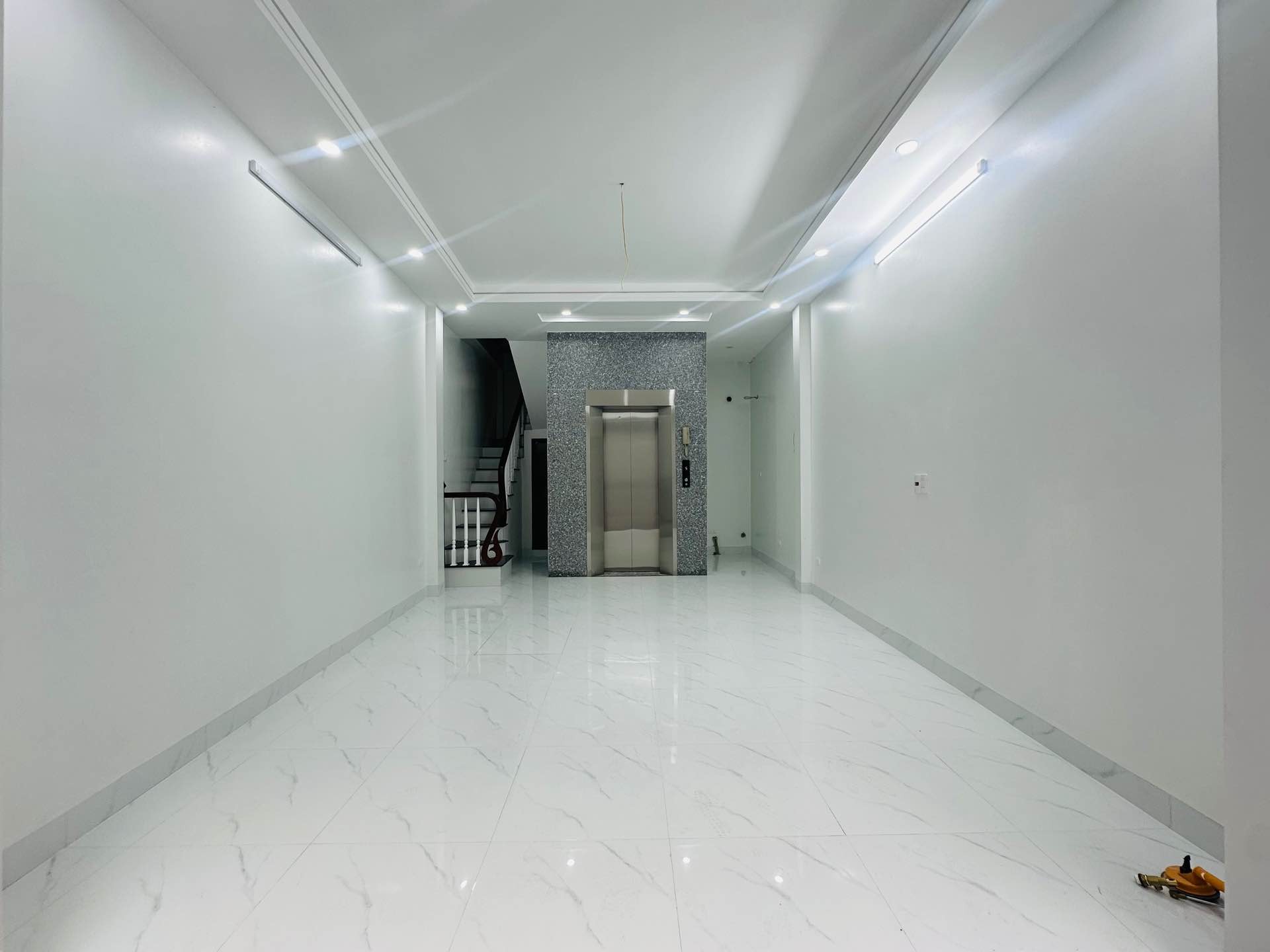 Bán nhà Lê Thanh Nghị - diện tích 42m2 5 tầng - thang máy - giá 10,5 tỷ