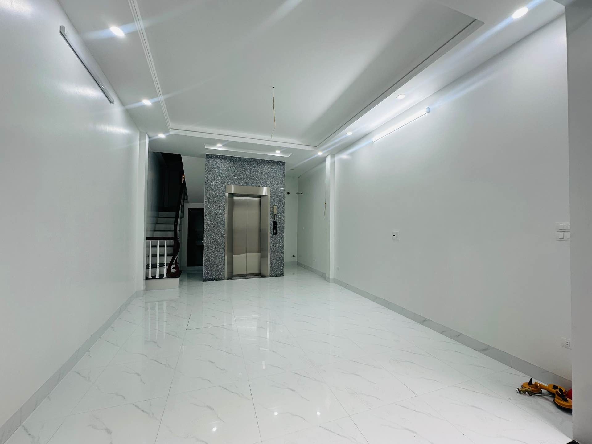 Bán nhà Lê Thanh Nghị - diện tích 42m2 5 tầng - thang máy - giá 10,5 tỷ