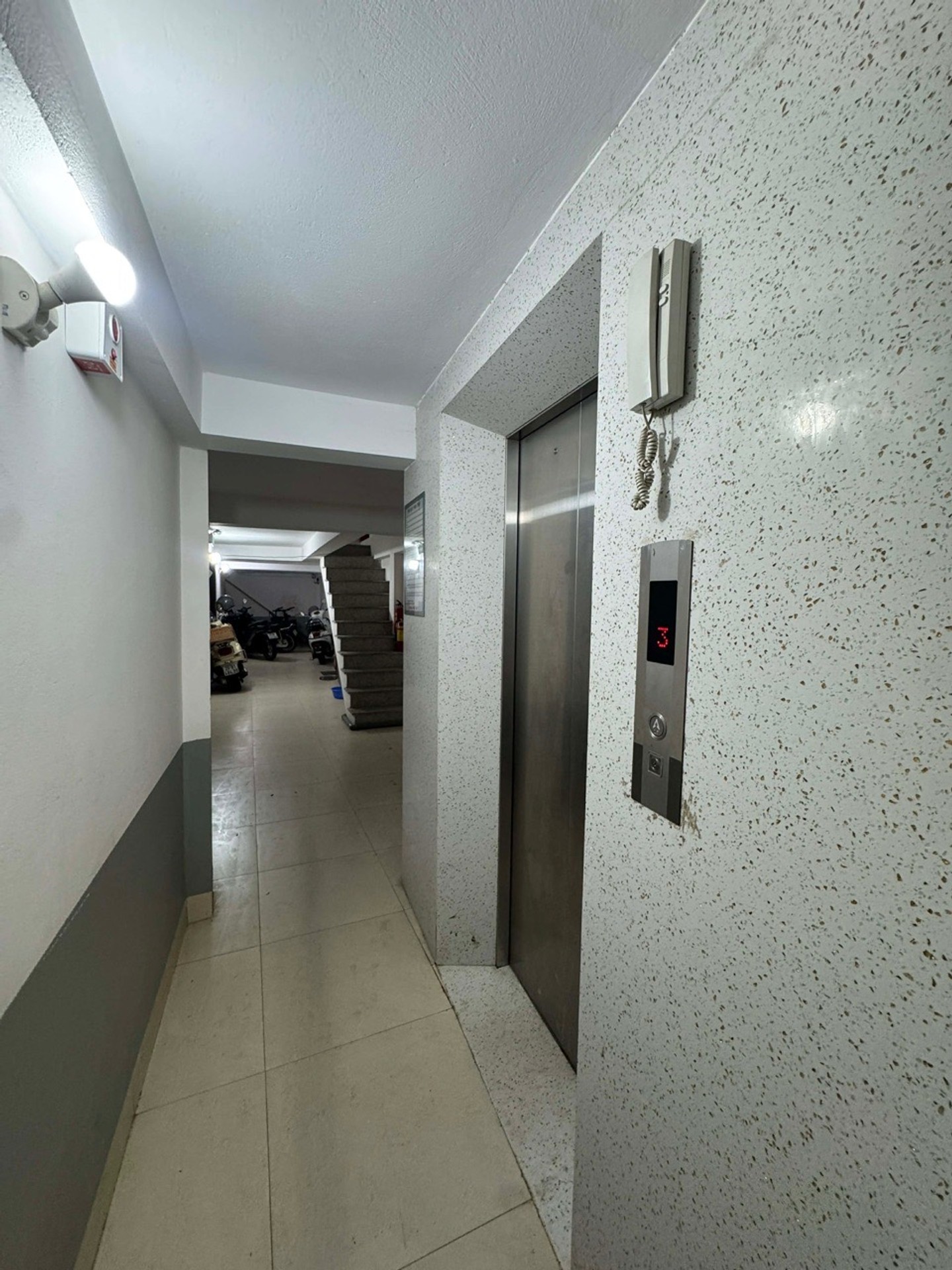 Bán nhà Trương Định - diện tích 90m2 6 tầng - 3 mặt thoáng - giá 19 tỷ