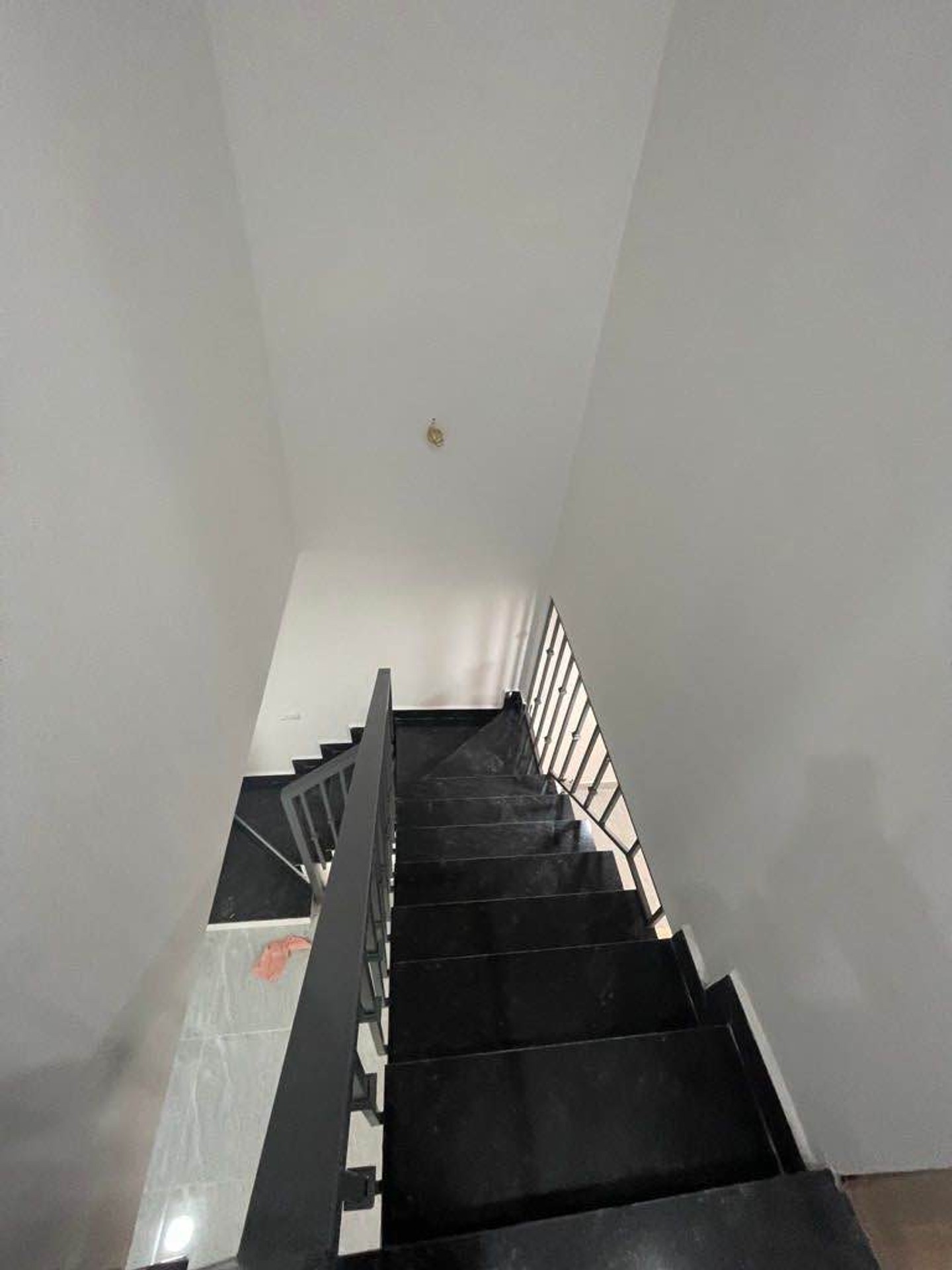 Bán nhà Định Công Hạ - diện tích 34m2 2 tầng - ngõ thông, gần hồ - giá 2,35 tỷ