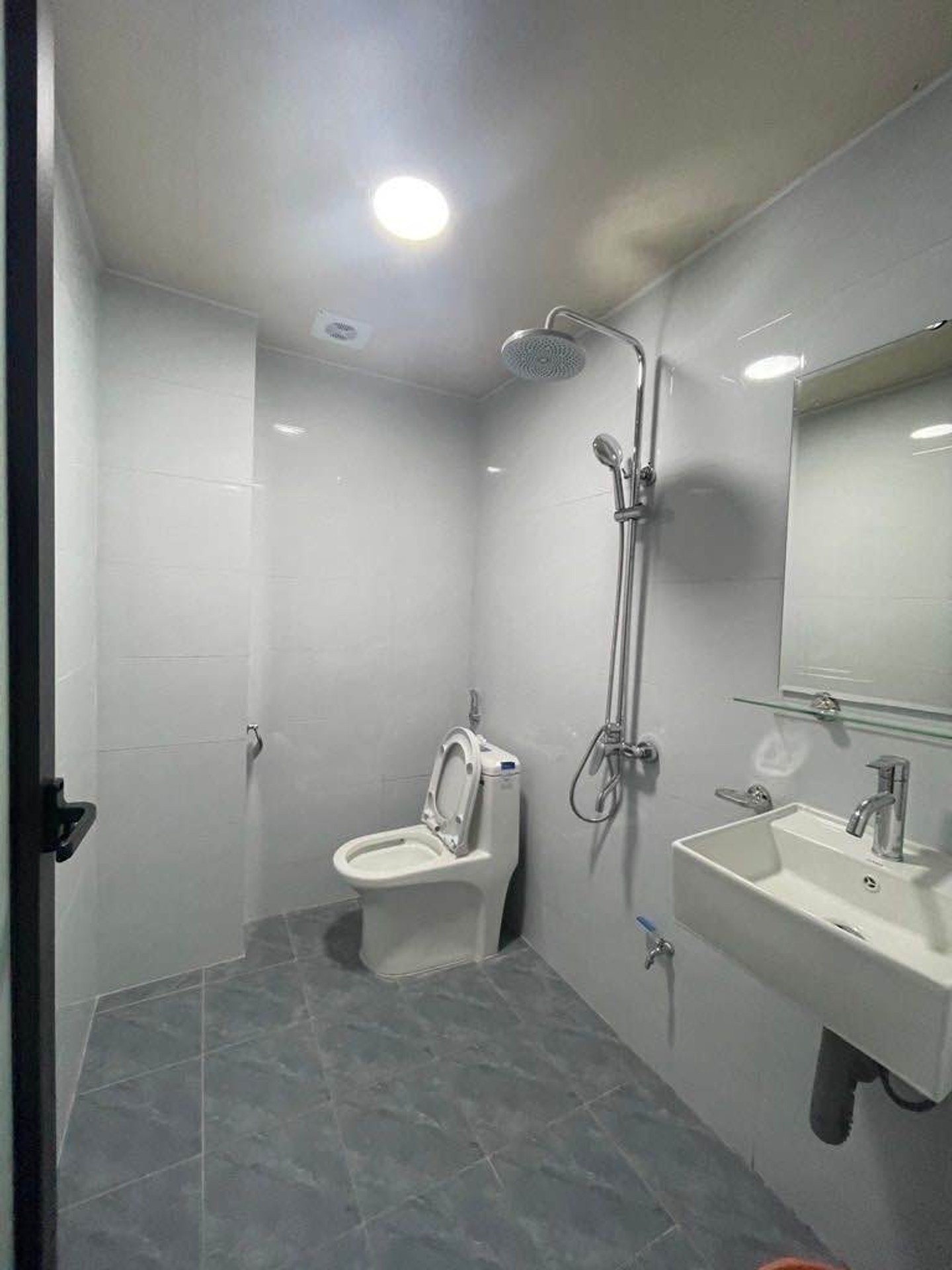 Bán nhà Định Công Hạ - diện tích 34m2 2 tầng - ngõ thông, gần hồ - giá 2,35 tỷ