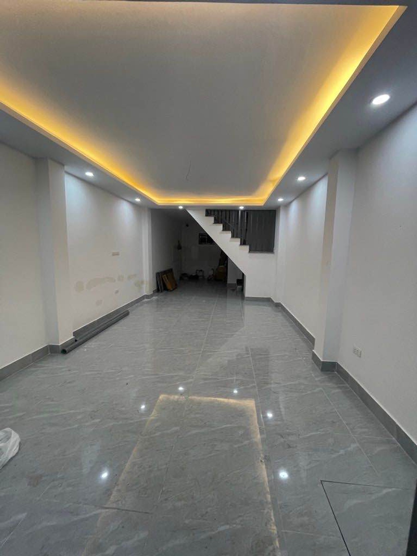 Bán nhà Định Công Hạ - diện tích 34m2 2 tầng - ngõ thông, gần hồ - giá 2,35 tỷ