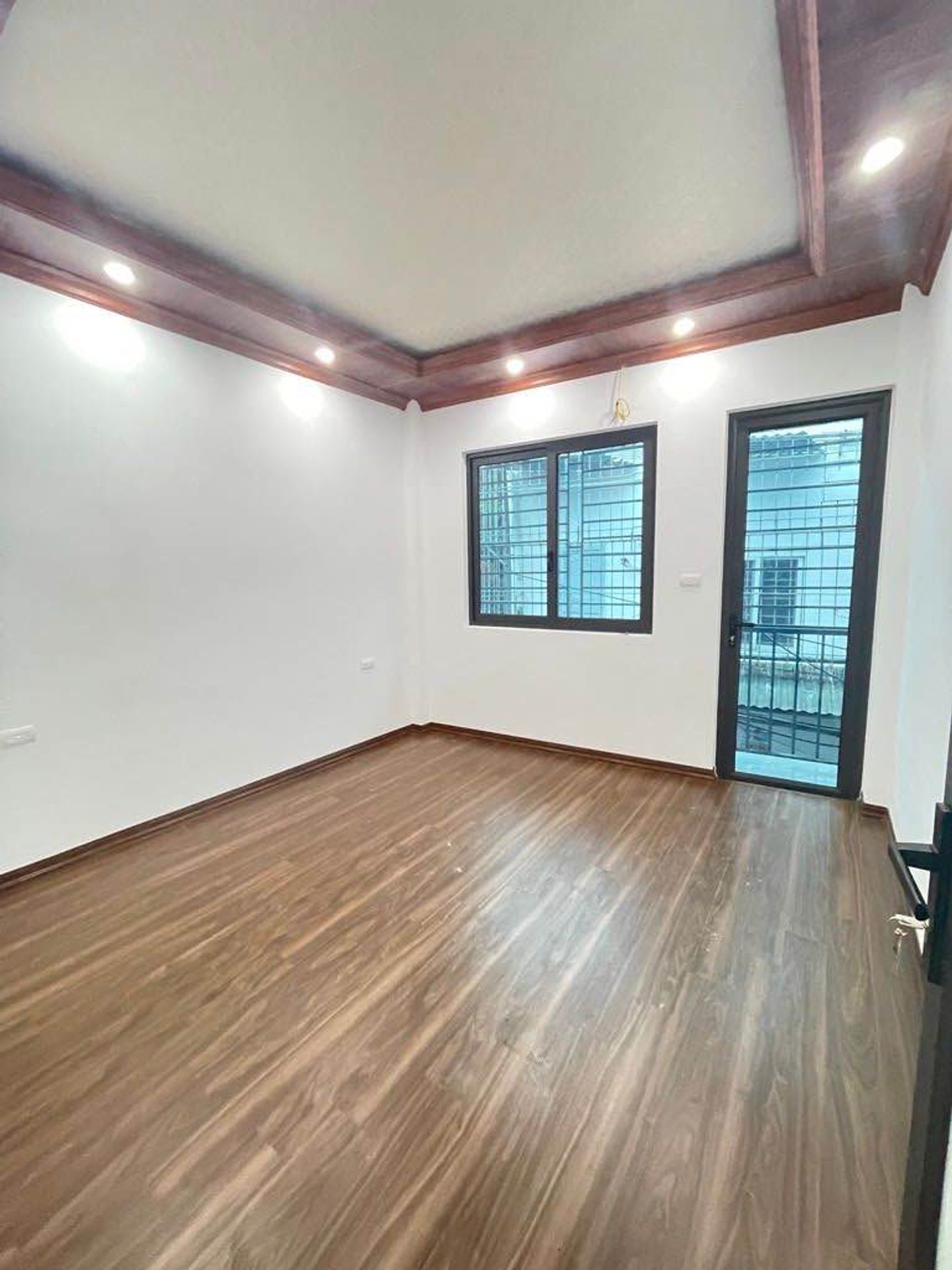 Bán nhà Định Công Hạ - diện tích 34m2 2 tầng - ngõ thông, gần hồ - giá 2,35 tỷ