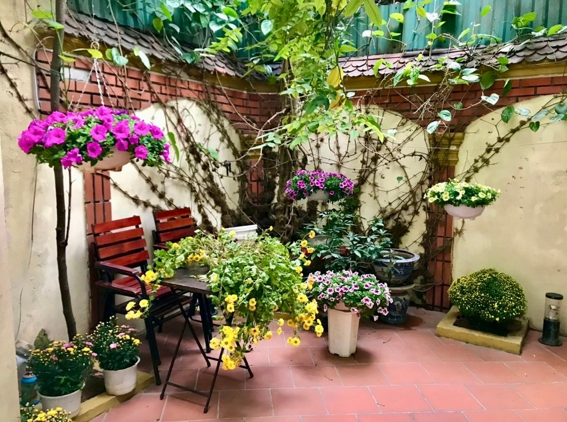 Bán nhà Lê Thanh Nghị - diện tích 133.4m2 3 tầng - Lô góc 3 mặt thoáng - giá 28 tỷ