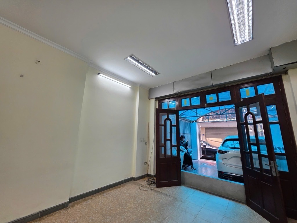 Bán nhà Trung Kính - diện tích 104.5m2 5 tầng - ô tô tránh - giá 33,9 tỷ