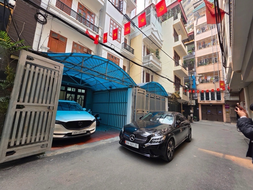 Bán nhà Trung Kính - diện tích 104.5m2 5 tầng - ô tô tránh - giá 33,9 tỷ