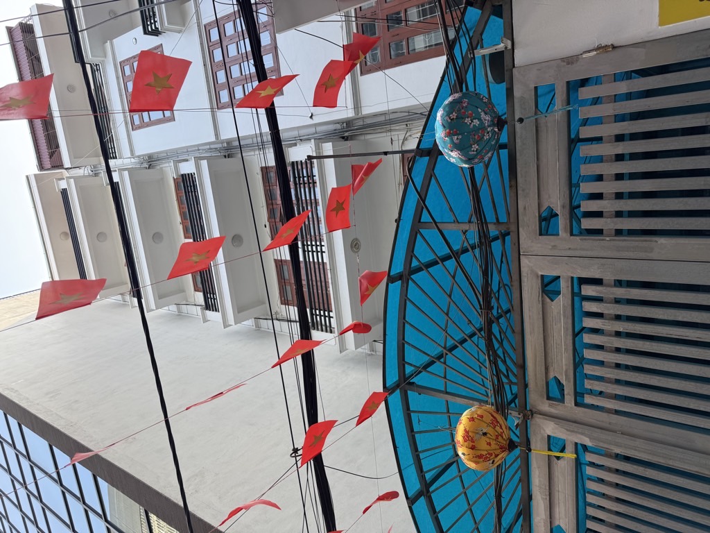 Bán nhà Trung Kính - diện tích 104.5m2 5 tầng - ô tô tránh - giá 33,9 tỷ