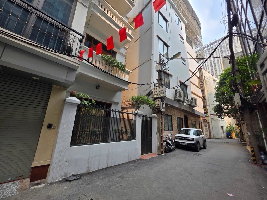 Bán nhà Trung Kính - diện tích 104.5m2 5 tầng - ô tô tránh - giá 33,9 tỷ