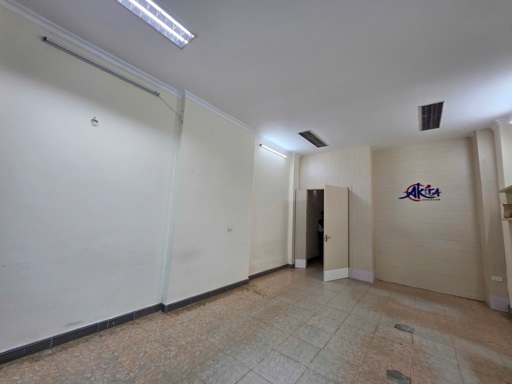 Bán nhà Trung Kính - diện tích 104.5m2 5 tầng - ô tô tránh - giá 33,9 tỷ