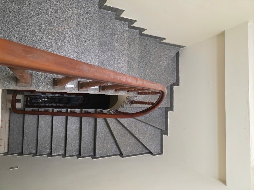 Bán nhà Trung Kính - diện tích 104.5m2 5 tầng - ô tô tránh - giá 33,9 tỷ