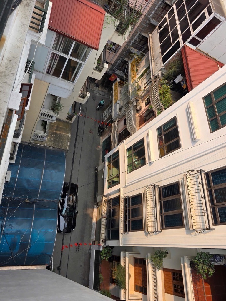 Bán nhà Trung Kính - diện tích 104.5m2 5 tầng - ô tô tránh - giá 33,9 tỷ