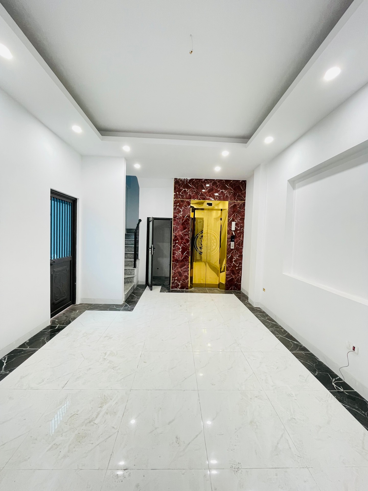 Bán nhà Hoàng Mai - diện tích 35m2 5 tầng - Lô góc, ô tô đỗ cửa - giá 7,9 tỷ