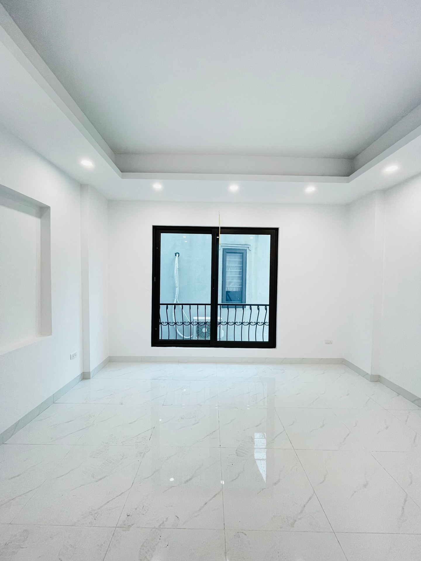 Bán nhà Hoàng Mai - diện tích 35m2 5 tầng - Lô góc, ô tô đỗ cửa - giá 7,9 tỷ