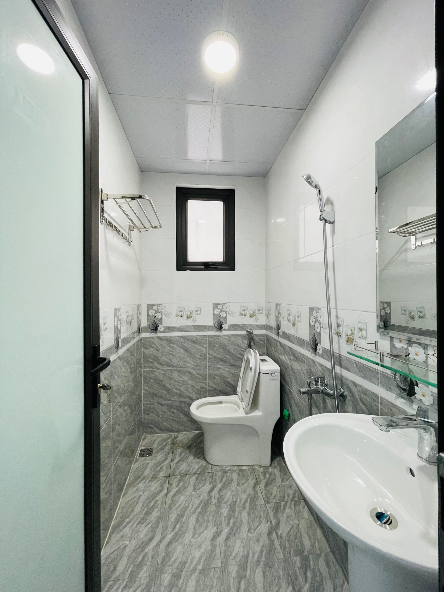 Bán nhà Hoàng Mai - diện tích 35m2 5 tầng - Lô góc, ô tô đỗ cửa - giá 7,9 tỷ