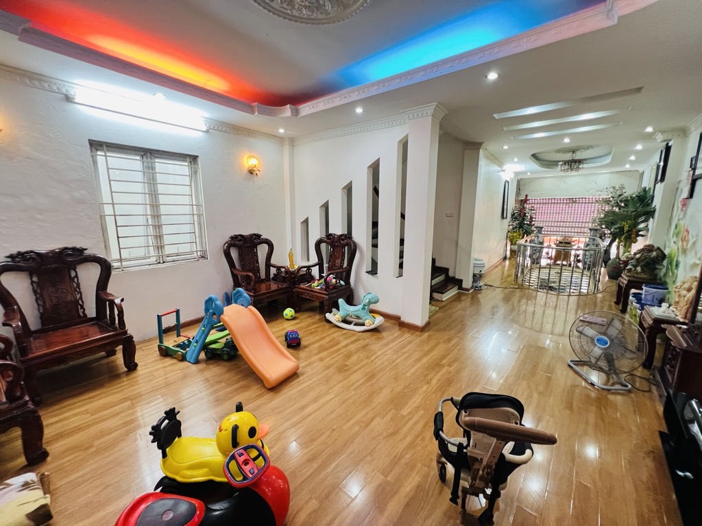 Bán nhà Trương Định - diện tích 51m2 5 tầng - lô góc, gần chợ - giá 14,75 tỷ