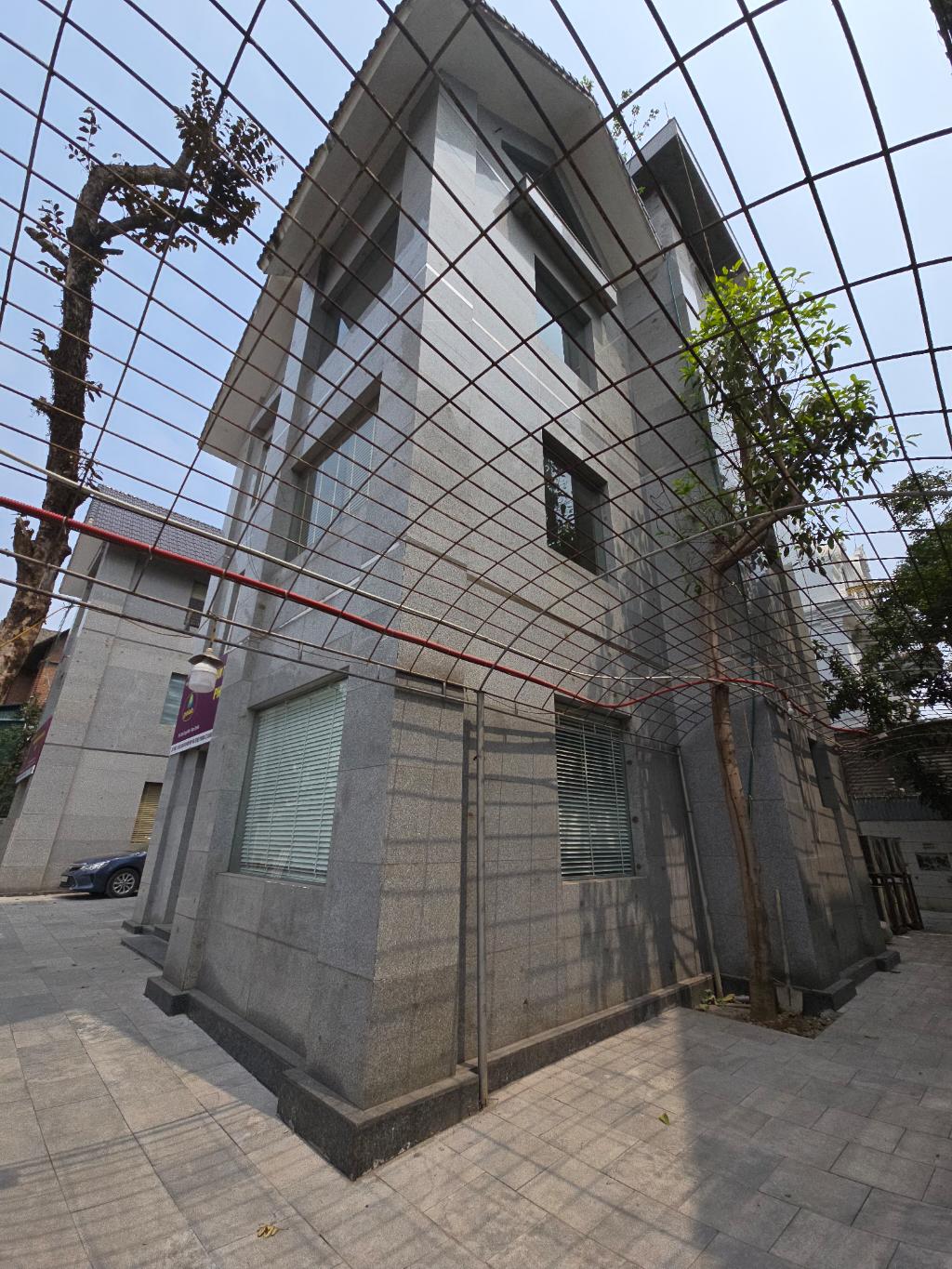 Bán nhà Pháp Vân - diện tích 631m2 4 tầng - Ô tô 45 chỗ đỗ cửa - giá 150 tỷ