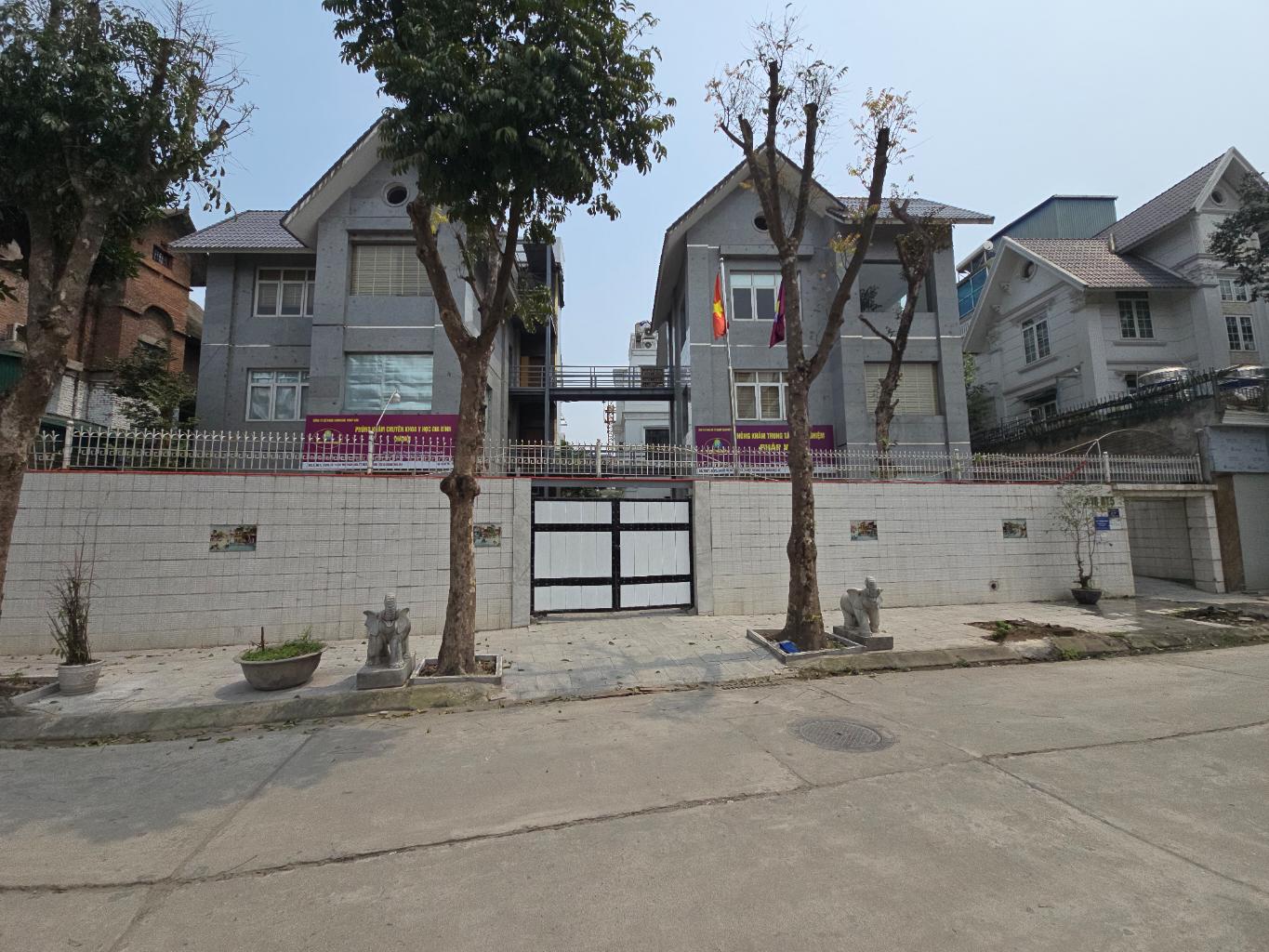 Bán nhà Pháp Vân - diện tích 631m2 4 tầng - Ô tô 45 chỗ đỗ cửa - giá 150 tỷ