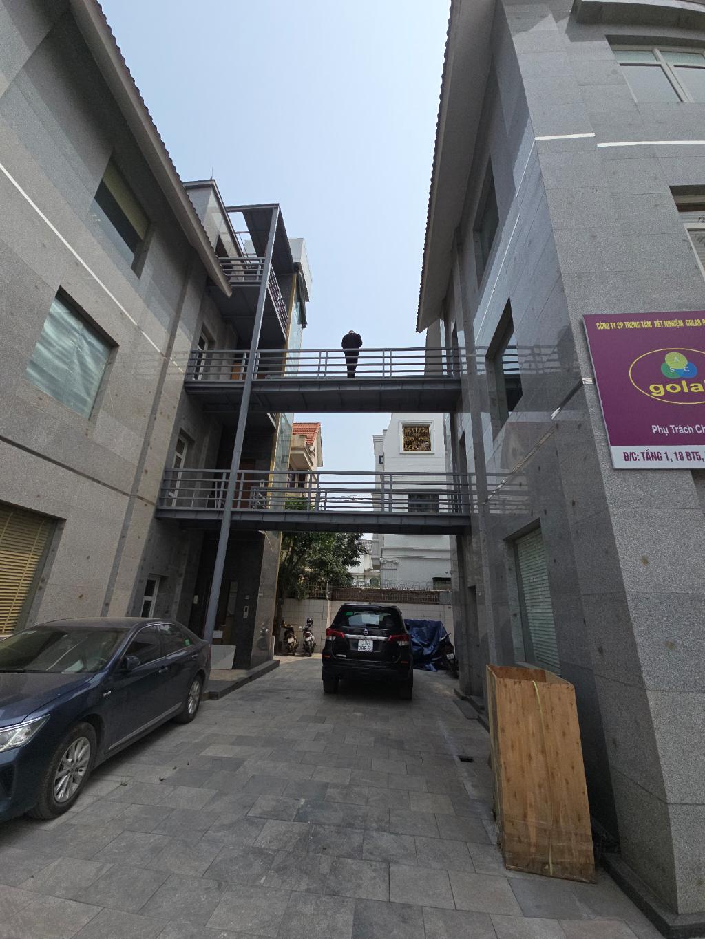 Bán nhà Pháp Vân - diện tích 631m2 4 tầng - Ô tô 45 chỗ đỗ cửa - giá 150 tỷ