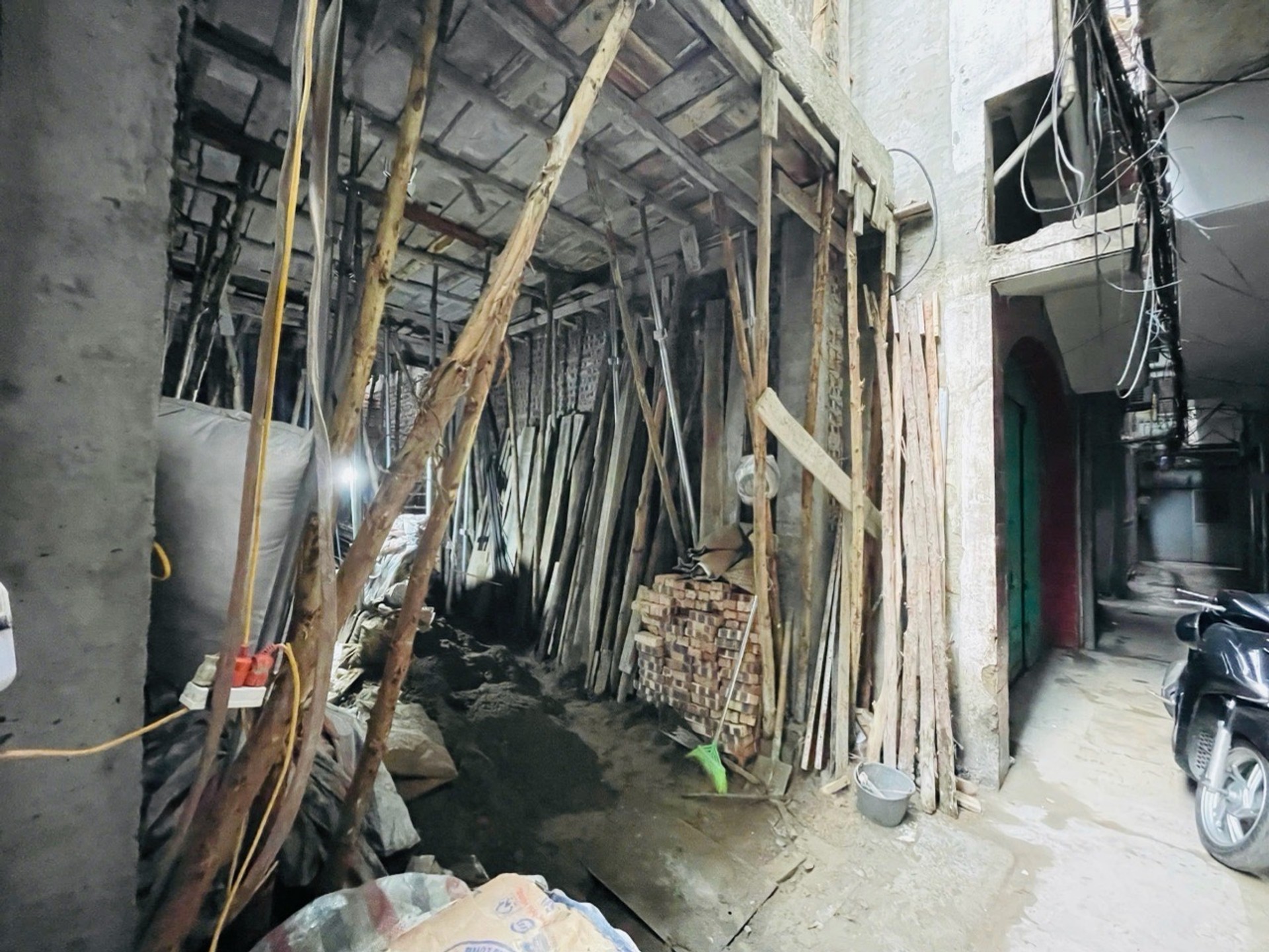 Bán nhà Minh Khai - diện tích 28m2 5 tầng - Nhà đẹp hiếm có - giá 9,6 tỷ