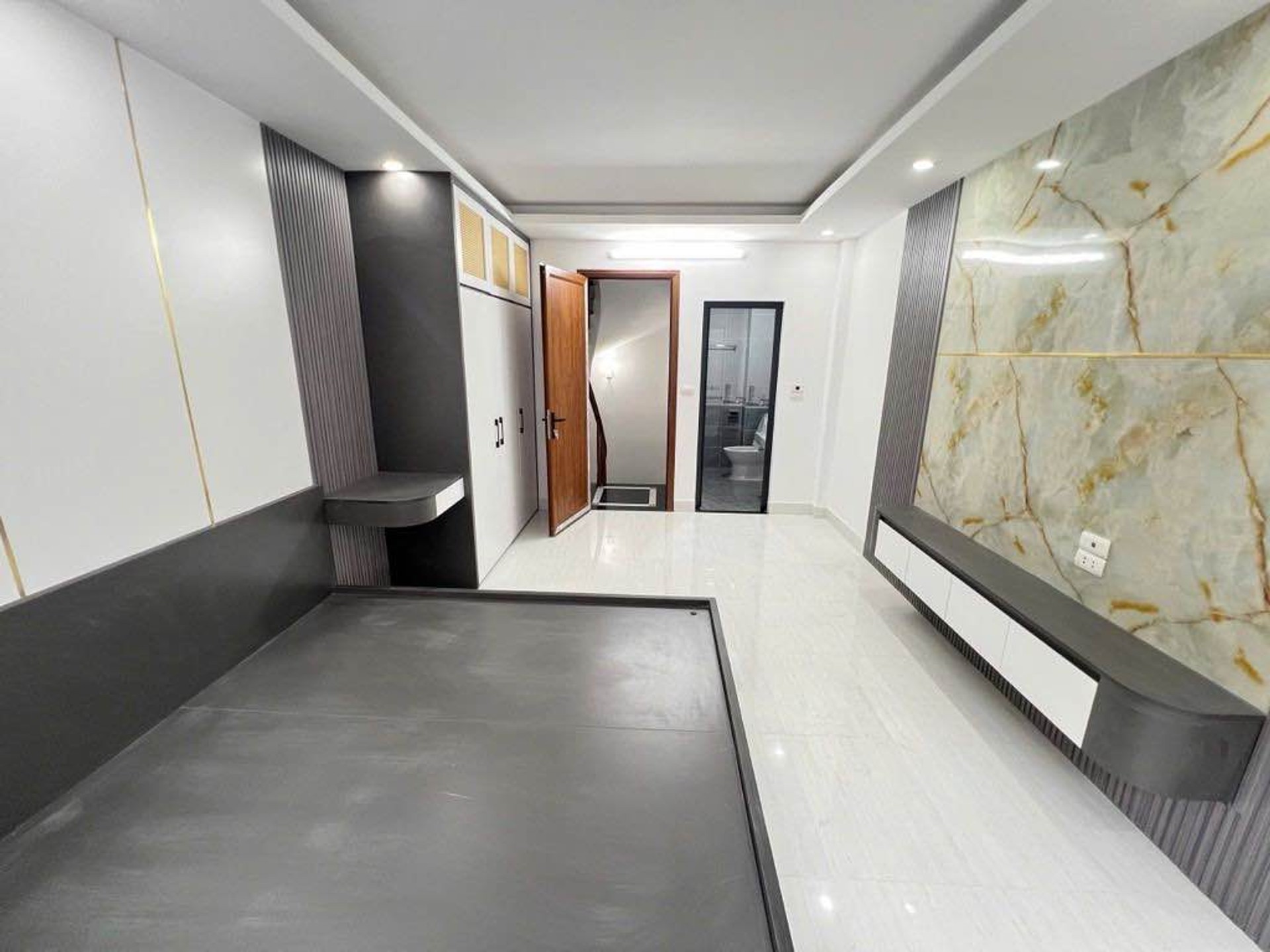 Bán nhà Vĩnh Hưng - diện tích 30m2 5 tầng - ô tô - giá 9,7 tỷ
