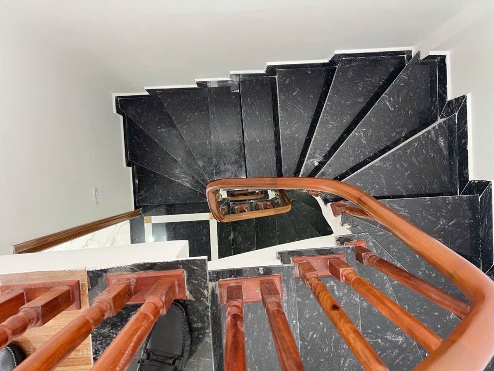 Bán nhà Vĩnh Hưng - diện tích 30m2 5 tầng - ô tô - giá 9,7 tỷ