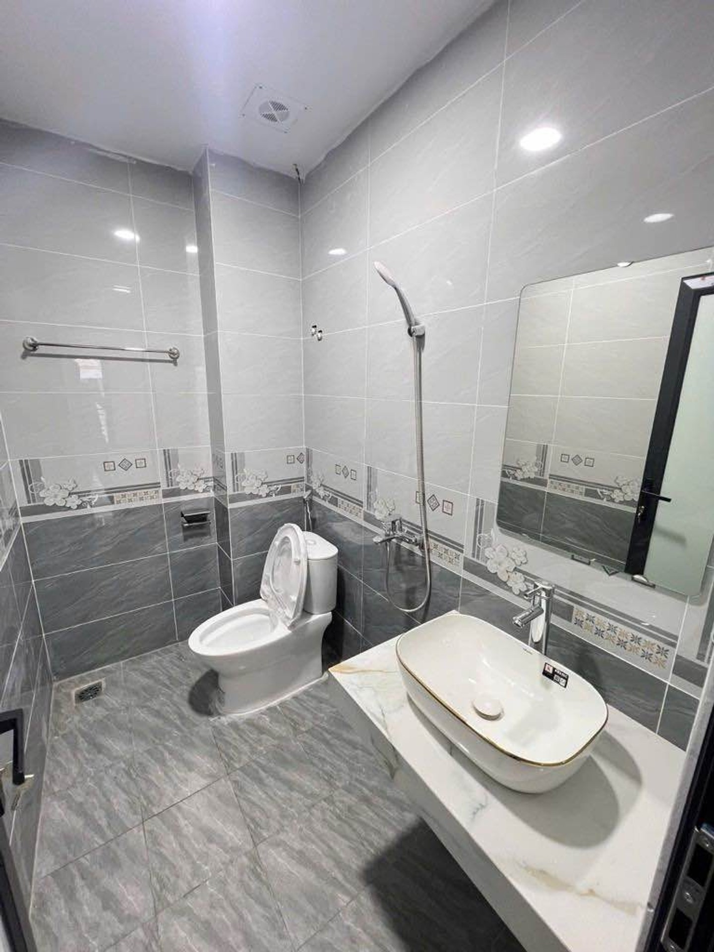 Bán nhà Vĩnh Hưng - diện tích 30m2 5 tầng - ô tô - giá 9,7 tỷ