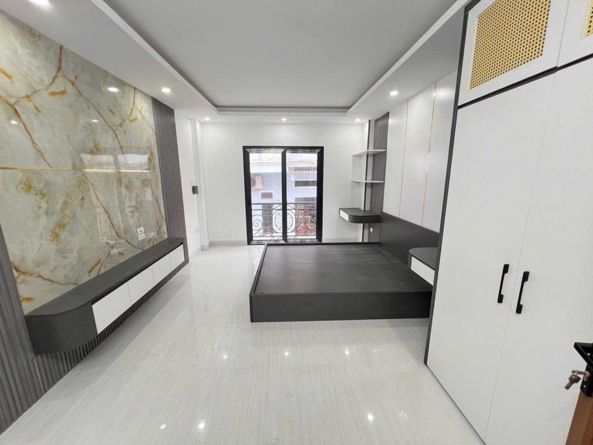Bán nhà Vĩnh Hưng - diện tích 30m2 5 tầng - ô tô - giá 9,7 tỷ