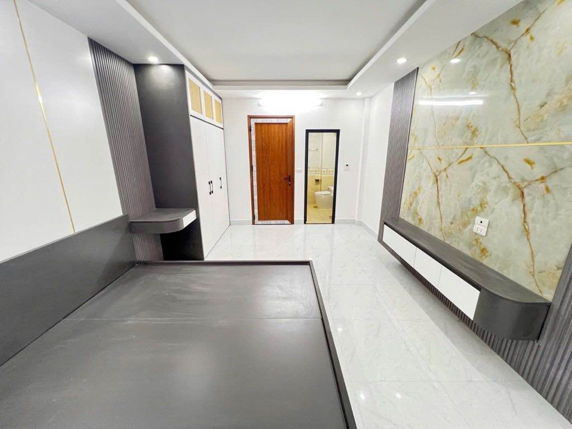 Bán nhà Vĩnh Hưng - diện tích 30m2 5 tầng - ô tô - giá 9,7 tỷ