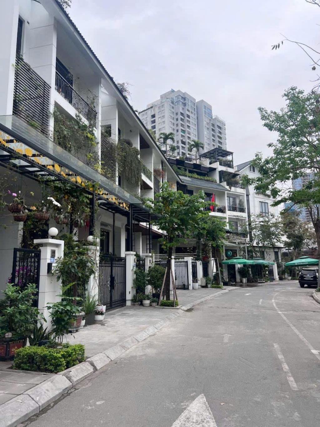 Bán nhà Mạc Thái Tông - diện tích 160.7m2 4 tầng - Khu VIP thuộc phường Trung Hòa - giá 61,5 tỷ