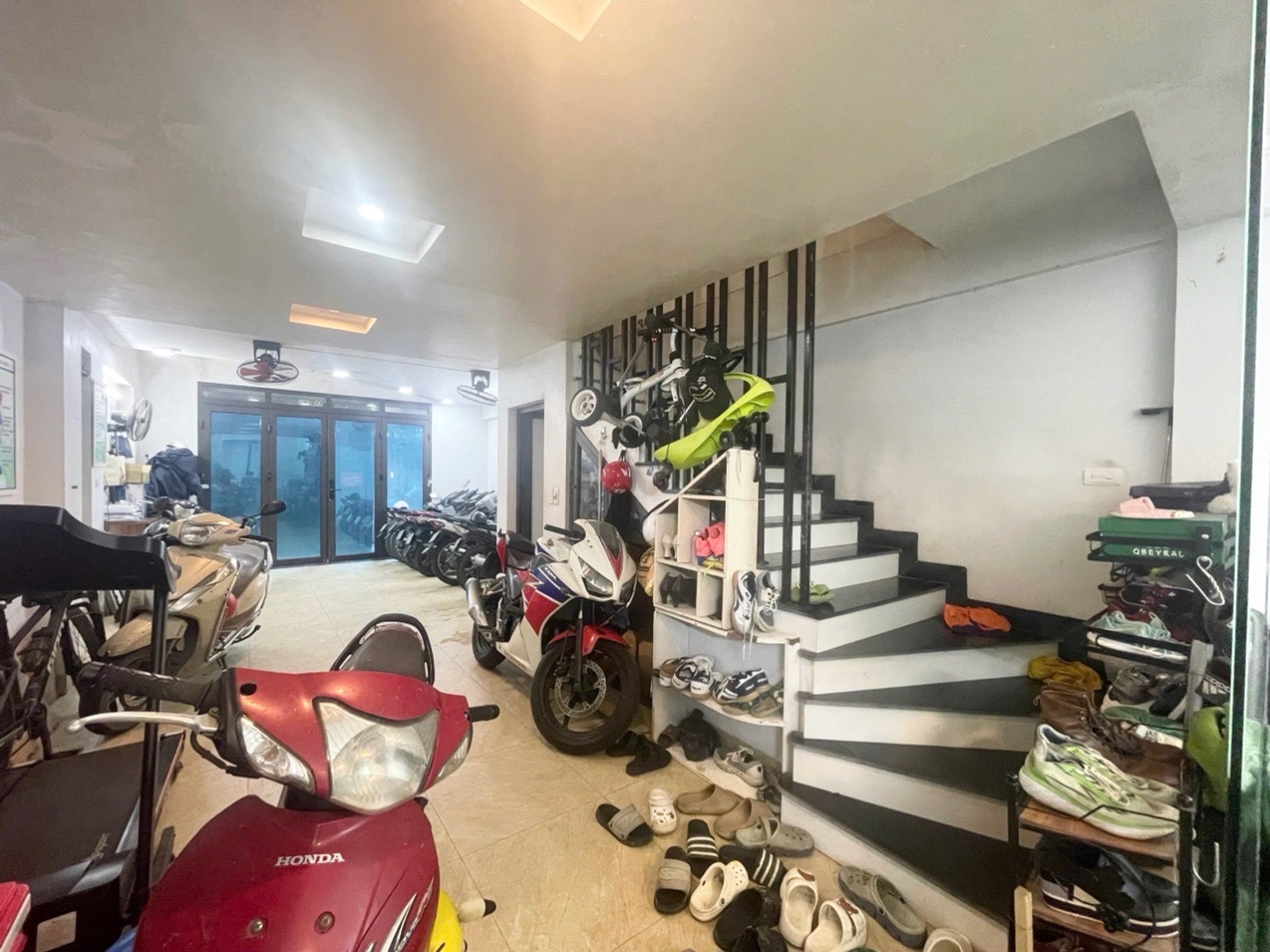 Bán nhà Minh Khai - diện tích 100m2 5 tầng - Lô góc 3 thoáng - giá 11,2 tỷ