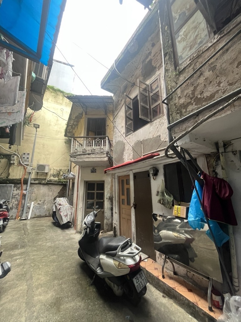 Bán nhà Ngõ Hàng Cỏ - diện tích 121,2m2 2 tầng - Biệt thự cổ lô góc - giá 35 tỷ