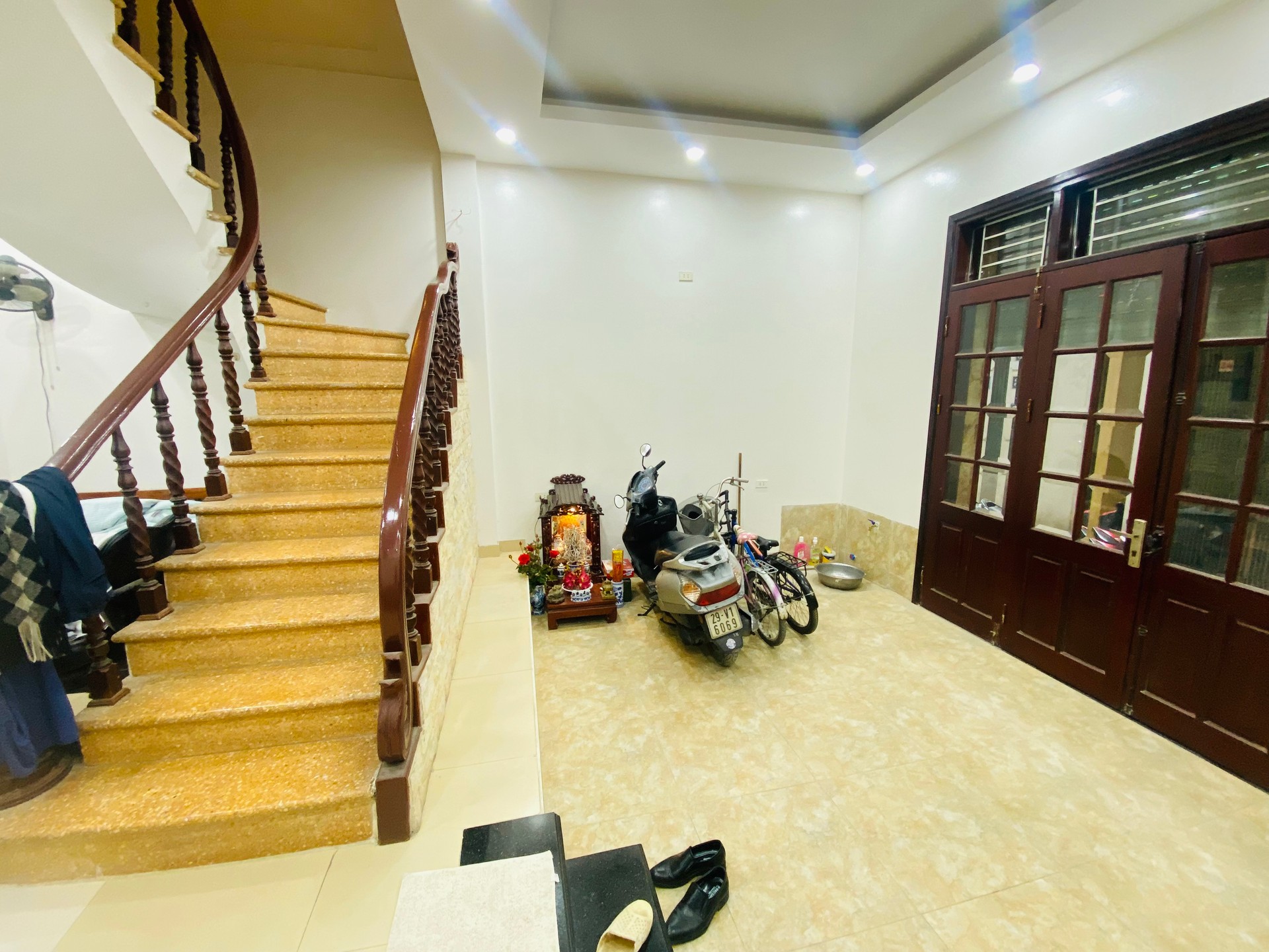 Bán nhà Hoàng Mai - diện tích 57m2 5 tầng - Ngõ thông - giá 15 tỷ