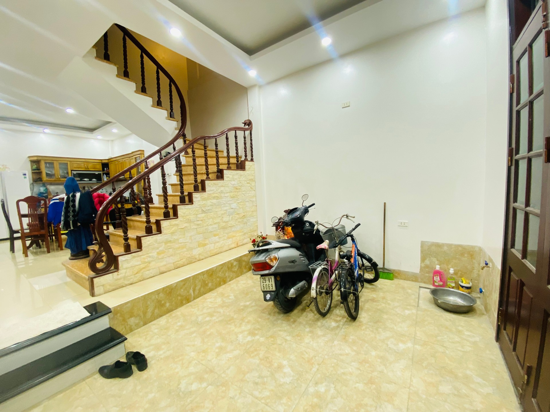 Bán nhà Hoàng Mai - diện tích 57m2 5 tầng - Ngõ thông - giá 15 tỷ