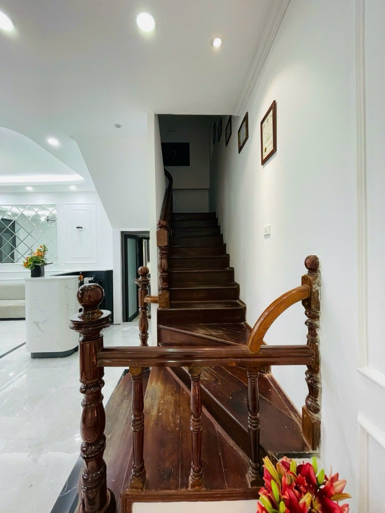 Bán nhà Tôn Đức Thắng - diện tích 95m2 4 tầng - ô tô tránh - giá 33 tỷ