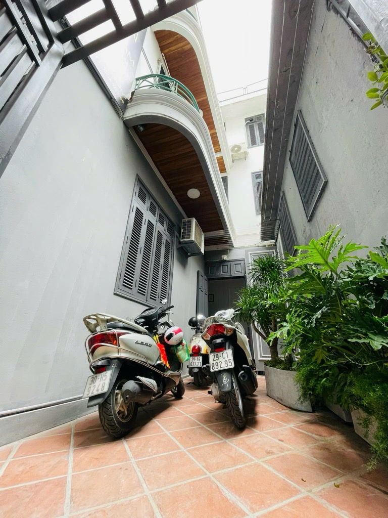 Bán nhà Tôn Đức Thắng - diện tích 95m2 4 tầng - ô tô tránh - giá 33 tỷ