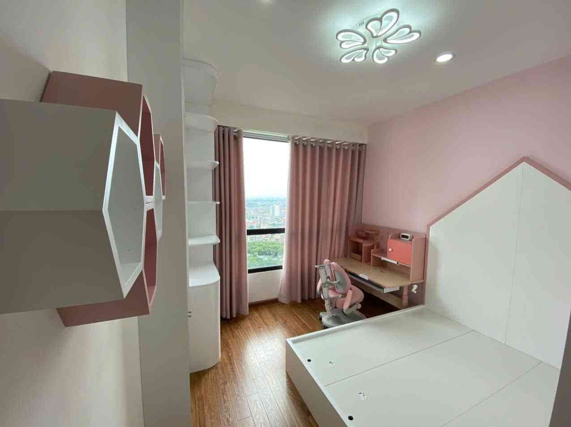 Bán nhà Minh Khai - diện tích 114m2 1 tầng - Căn góc, ban công Đông - giá 13,8 tỷ
