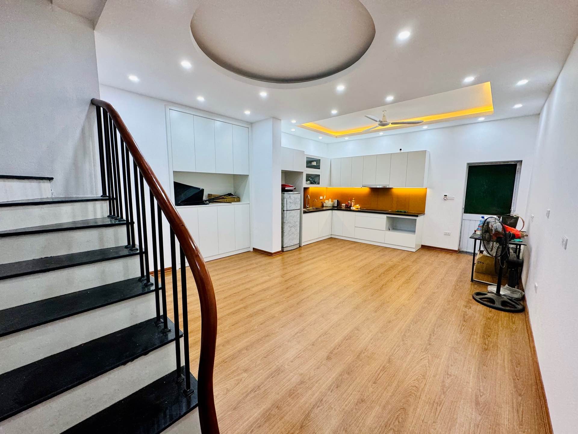 Bán nhà Nguyễn Chính - diện tích 42m2 3 tầng - gần ô tô - giá 7,1 tỷ