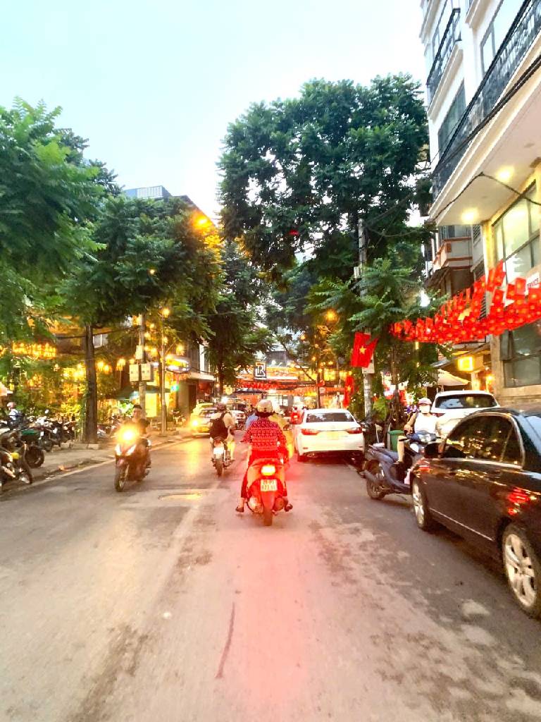 Bán nhà Đường Bưởi - diện tích 105m2 7 tầng - nhà 2 sổ 1 chủ - giá 26,5 tỷ