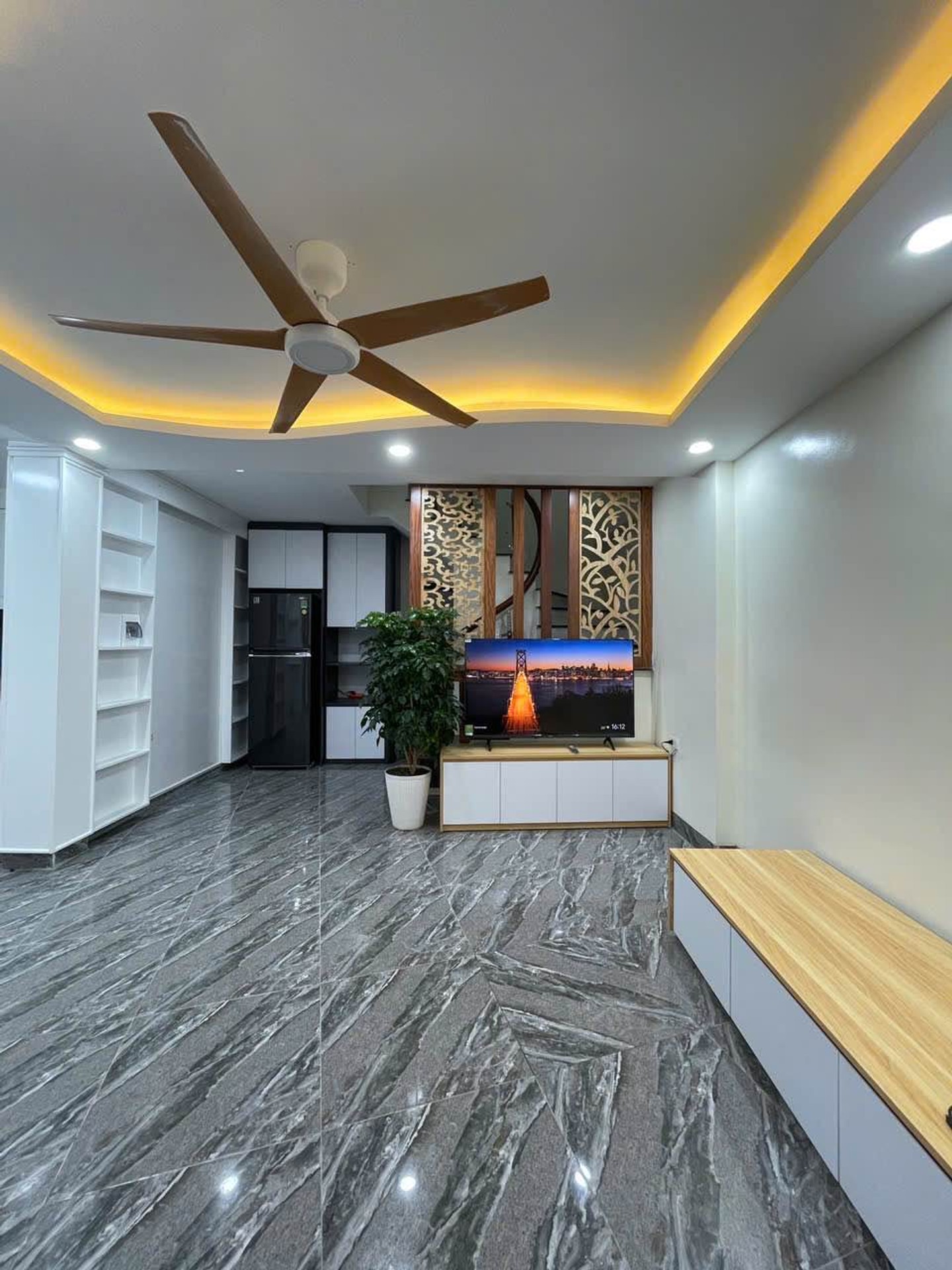 Bán nhà Lĩnh Nam - diện tích 30m2 6 tầng - mặt tiền 6,8m - giá 7,99 tỷ